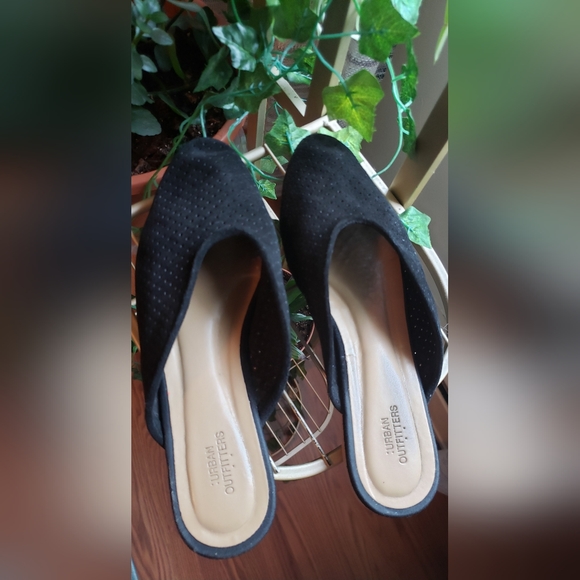 Urban Outfitters Black Suede Slides Flat Shoes 7.5 Almond Toe - Picture 8 of 8